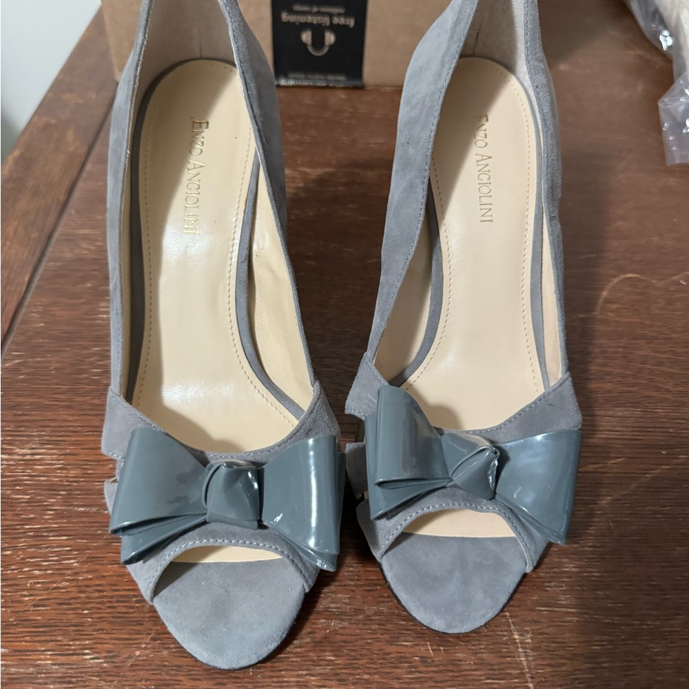 Gray heels with bow